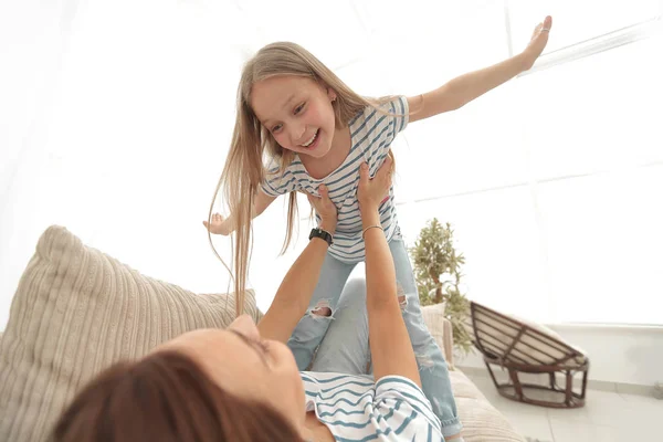 Mamá juega con su hija — Foto de Stock