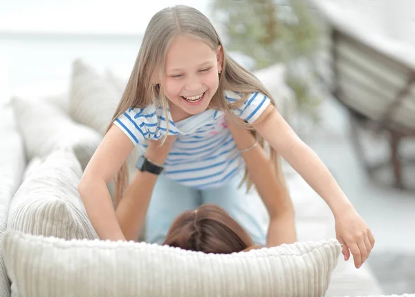 Küçük kızı onu kucağında holding ile oynarken annesi — Stok fotoğraf