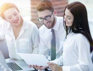 Ofiste finansal çizelgelerle çalışan bir iş adamı.