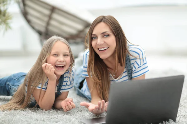 Usmívající se matka a dcera tráví svůj volný čas společně — Stock fotografie