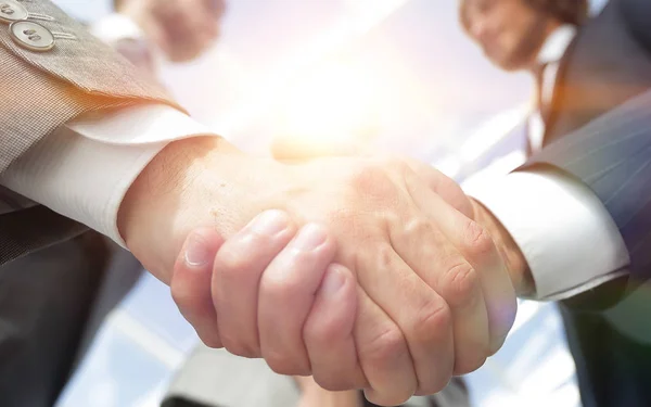 Botten view.handshake av affärspartners — Stockfoto