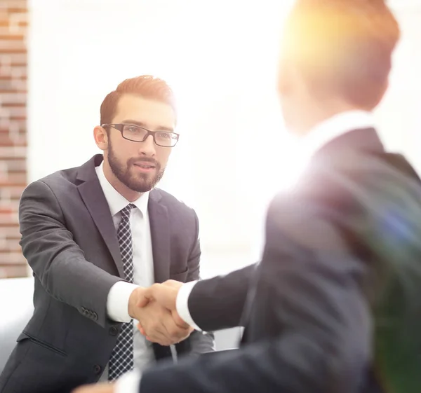 Dos colegas estrechando la mano después de una reunión de negocios —  Fotos de Stock