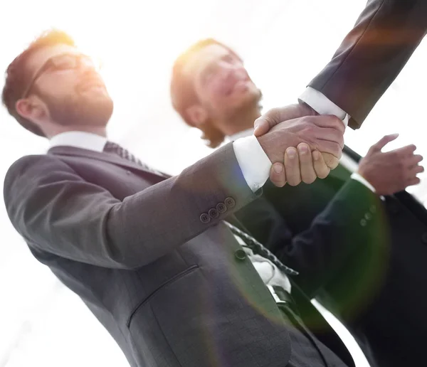 Imagem cortada de empresários apertando as mãos — Fotografia de Stock