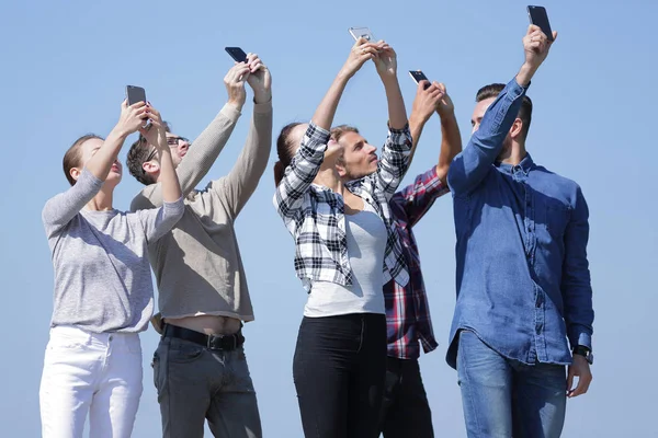 Grupo de jóvenes con smartphones — Foto de Stock