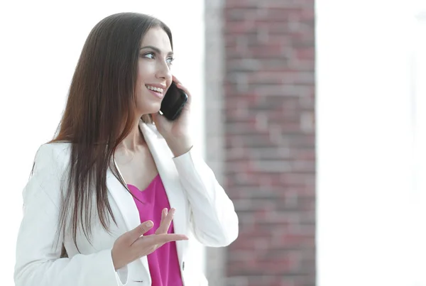 Mulher de sucesso falando no telefone móvel — Fotografia de Stock