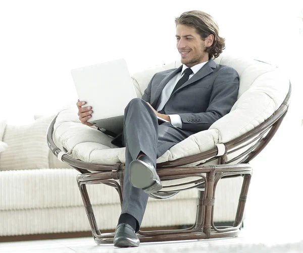 Homme d'affaires moderne avec un ordinateur portable assis dans une chaise confortable élégant — Photo