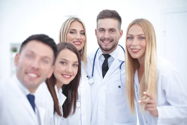 Primer plano.Retrato de un médico y equipo médico — Foto de Stock