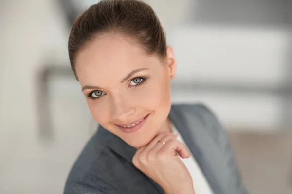 Portret van vriendelijke zakenvrouw. — Stockfoto