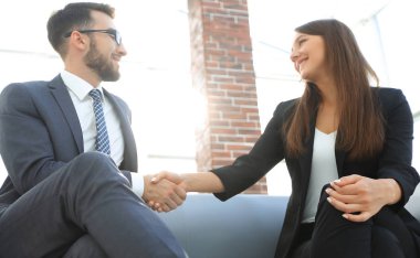 İş adamı ortağıyla anlaşma yapmak için el sıkışıyor.