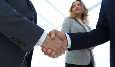İş adamları el sıkışıyor ve anlaşma yapıyorlar.