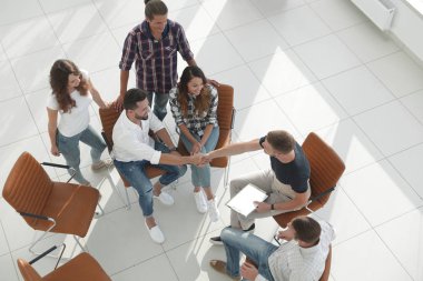 Yukarıdan bak. İş arkadaşlarıyla tokalaşma.