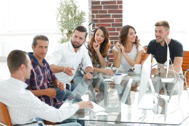 Yaratıcı işçiler birlikte stüdyoda Tasarla.