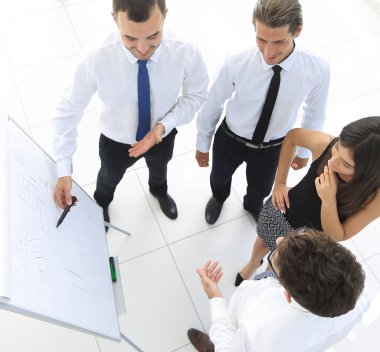 arka plan resmi bir iş takımının yeni fikirler tartışıyor.