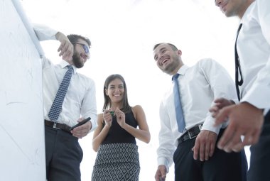 iş takım boş bir flipchart arıyor.
