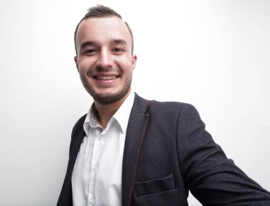 mutlu başarılı bir işadamı kopya alanı işaret