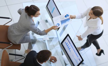 Üst düzey yönetici çalışana mali belgeyi iletir