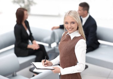 modern ofis lobide duran genç kadın Yardımcısı .