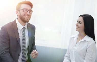 Yöneticisi ve modern bir ofiste konuşmak müşteri