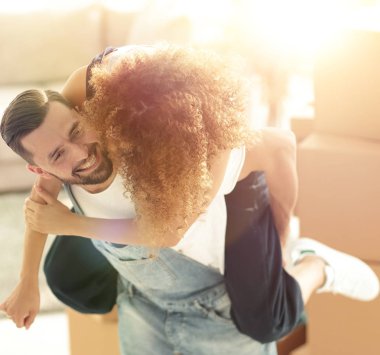 Yeni dairesinde mutlu evli çift