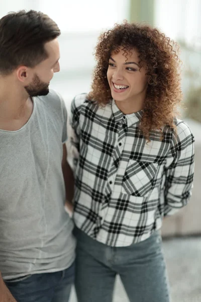 Feliz joven pareja es abrazarse entre sí . —  Fotos de Stock