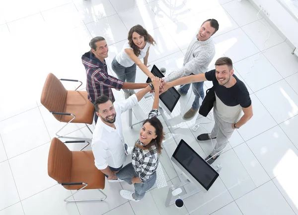 Equipo exitoso con las manos juntas — Foto de Stock