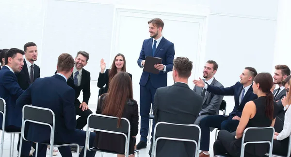 Coach leads the session with the business team. — Stock Photo, Image