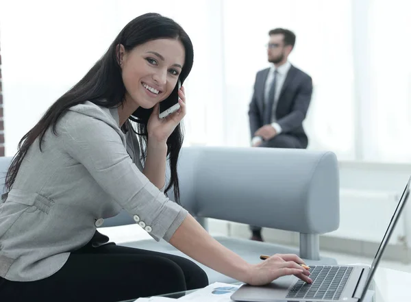 Kvinnlig assistent på arbetsplatsen på kontoret — Stockfoto