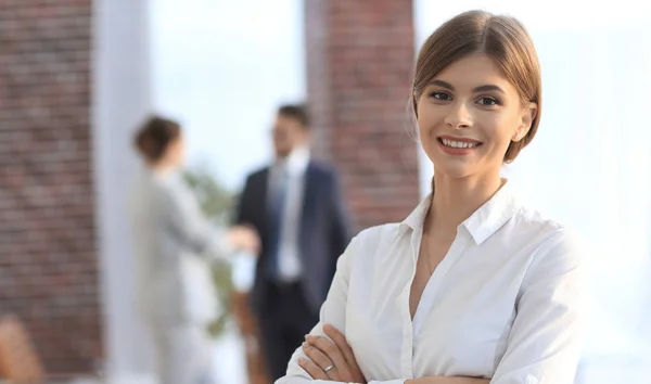Portret van jonge zakenvrouw op de achtergrond van het kantoor — Stockfoto