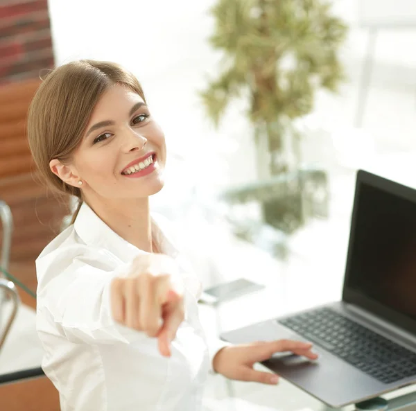 Retrato de cerca de la joven mujer de negocios en el lugar de trabajo — Foto de Stock