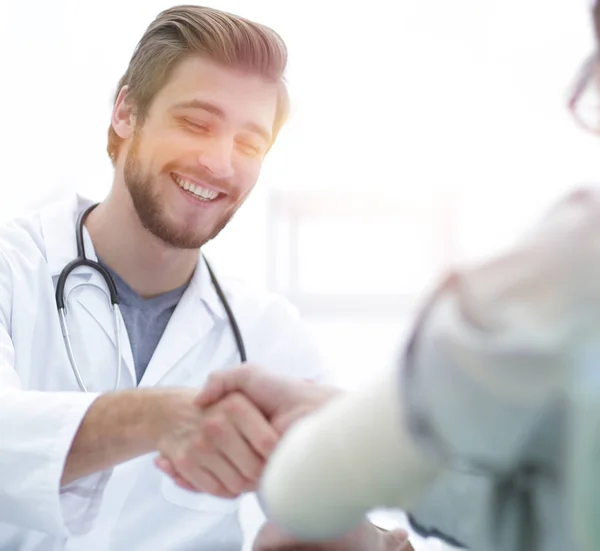Doctor welcoming a patient in his studio — Stock Photo, Image