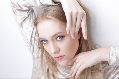 günlük makyaj şık kendine güvenen genç kadın portresi.