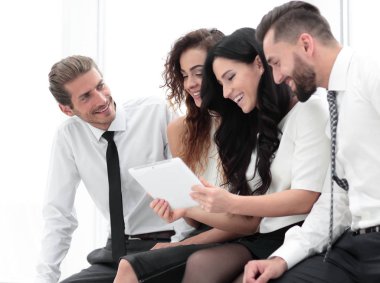 closeup.Smiling iş takım tablet bilgisayar ile