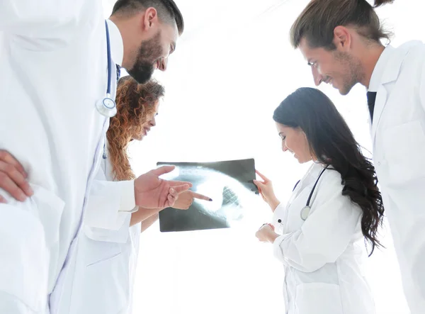 Grupo de médicos discutindo um raio-x — Fotografia de Stock