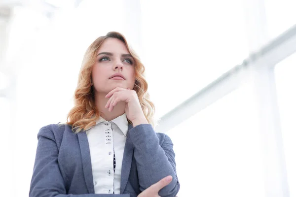 Moderne Frau beim Betrachten von copy space.i — Stockfoto