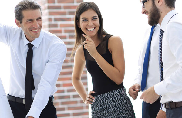 Менеджер делает презентацию коллегам
 .