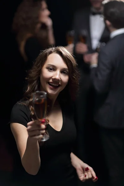 快乐的年轻女人举起一杯香槟 — 图库照片