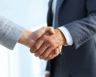 Gülümseyen iş adamı el sıkışma ortak toplantısında heyecanlı,