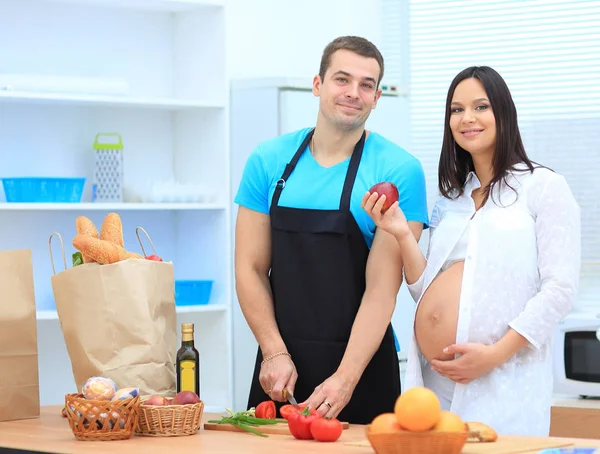 Happy husband makes Breakfast for his pregnant wife. — Stock Photo, Image