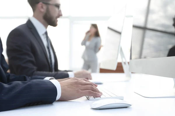 Empregados Trabalhando em computadores — Fotografia de Stock