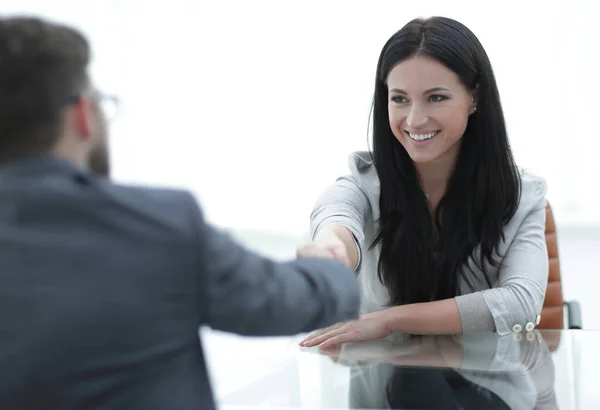Handshake młoda kobieta z partnerem w biurze — Zdjęcie stockowe