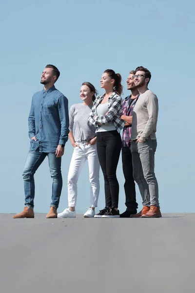 En pleno crecimiento.un grupo de jóvenes exitosos . — Foto de Stock