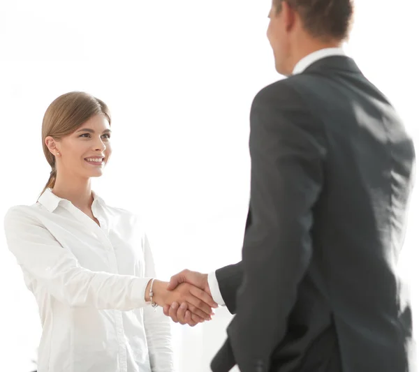 Handshake mladá podnikatelka s kolegou — Stock fotografie