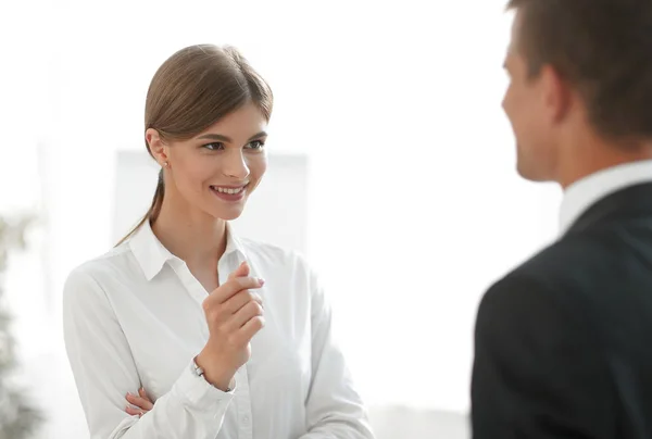 Mujer de negocios hablando con un colega .. —  Fotos de Stock