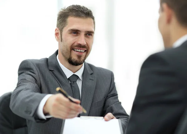 Closeup.smiling empresário assinando um contrato lucrativo. o conceito de negócio . — Fotografia de Stock