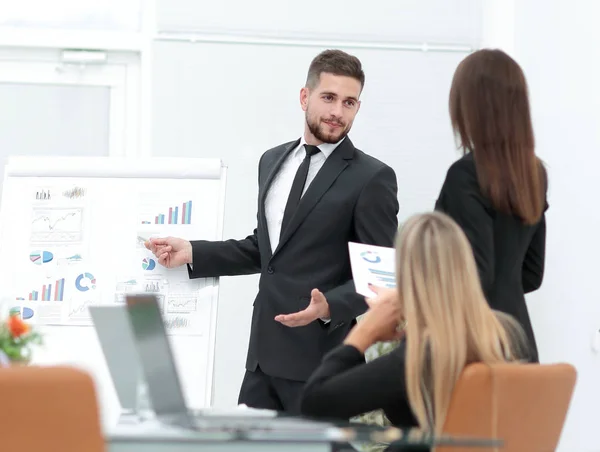 Empresario hace una presentación a su equipo de negocios — Foto de Stock