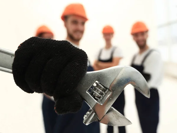 Closeup. the wrench in the hands of the builders — Stock Photo, Image