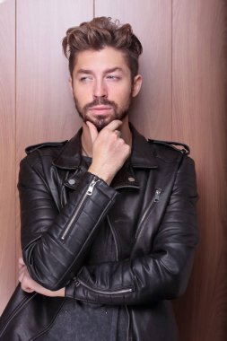 Deri ceketli adam modası, ahşap arka plan