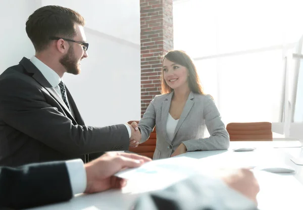 Obrázek na pozadí .business handshake v kanceláři. — Stock fotografie