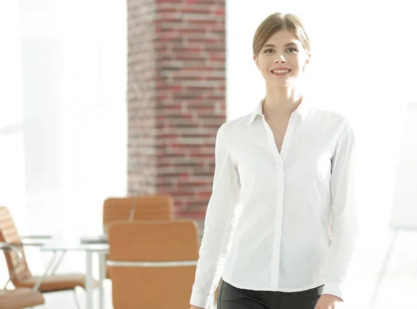 Glimlachende jonge vrouw assistent is bewegen rond het kantoor. — Stockfoto