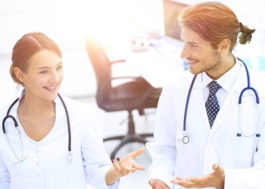 Doktorlar birlikte dostça tartışma içinde bekletin